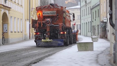 Winterdienst beim Räumen und Streuen. | Bild: Bayerischer Rundfunk 2020
