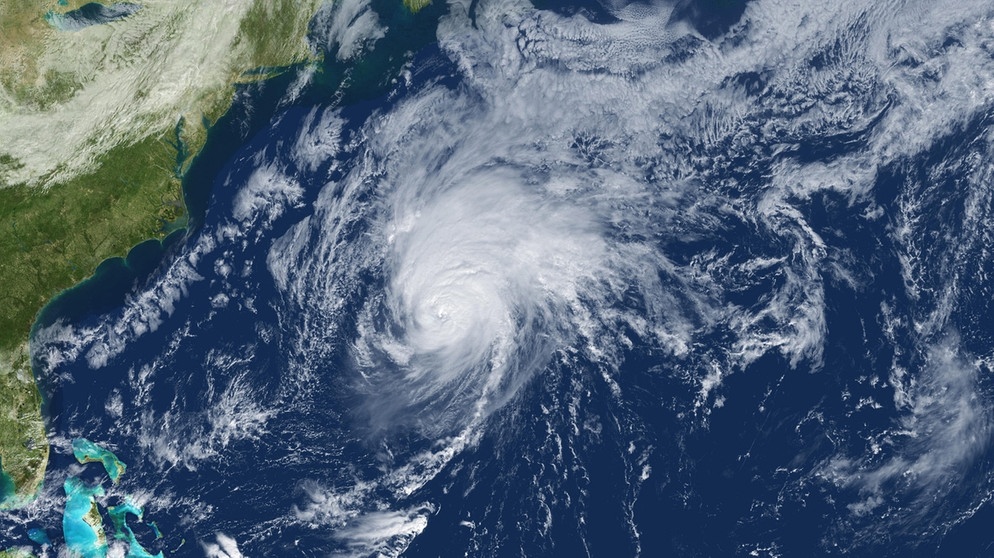 Satellitenbild des Hurrikan "Nicole" über dem Atlantik in der Nähe der Bermudainseln. Aufnahme der NASA vom 13. Oktober 2016.   | Bild: picture-alliance/dpa | NASA