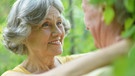 Eine ältere Frau mit grauen Haaren umarmt einen älteren Mann. | Bild: colourbox.com