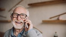 Ein älterer Herr mit weißem Bart telefoniert mit seinem Smartphone. | Bild: colourbox.com