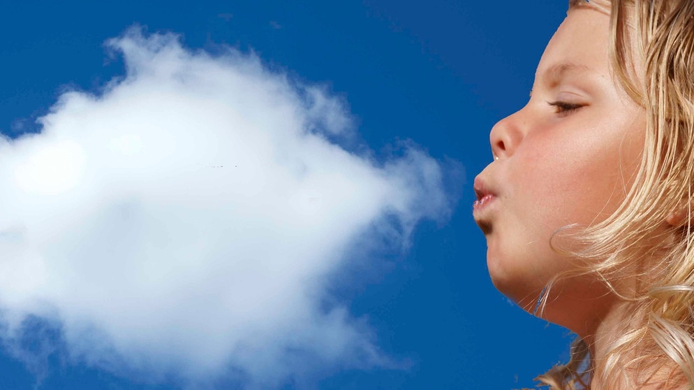 Ein Mädchen pustet scheinbar eine Wolke weg | Bild: colourbox.com