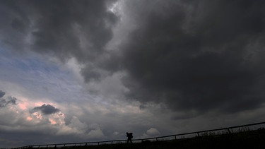 Dicke dunkle Regenwolken | Bild: picture-alliance/dpa