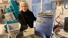 Betonprofessorin Andrea Kustermann schaufelt Zement auf die Waage. | Bild: BR | Geli Schmaus