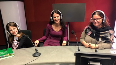 Stefanie und Leni Kießling im radioMikro-Studio bei Moderatorin Elke Dillmann | Bild: BR