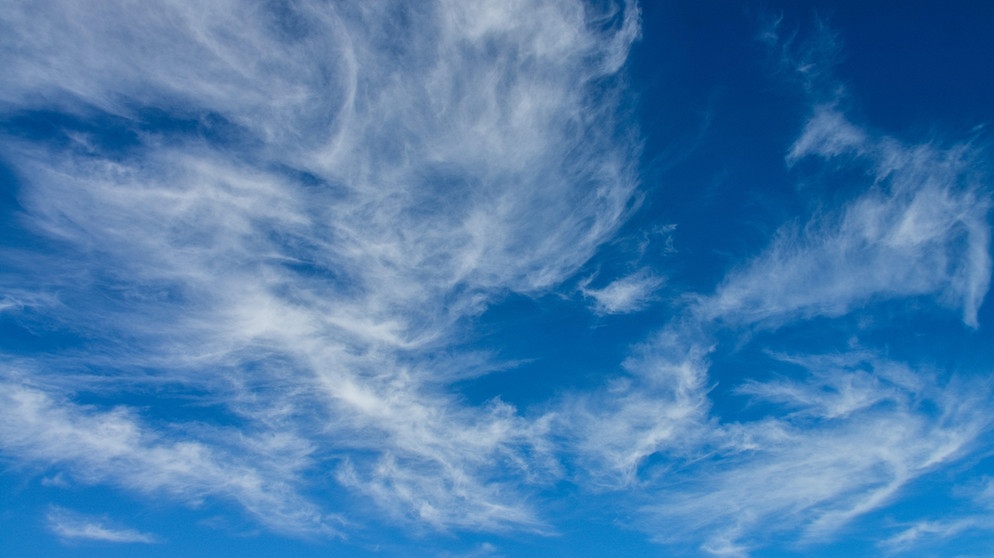 Wolkentyp: Zirrus - Zirrus heißt Haarlocke oder Franse, Faser. Die Wolken sehen aus wie die Fäden der Zuckerwatte.  | Bild: picture-alliance/dpa