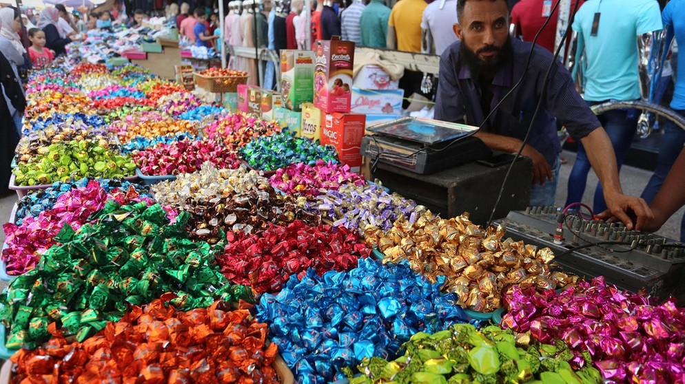 Nach vier Wochen Fasten feiern Muslime das Zuckerfest mit vielen Süßigkeiten. | Bild: dpa-Bildfunk