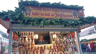 Susanne Schrödel in ihrer Bude mit den Zwetschgenmännla auf dem Nürnberger Christkindlesmarkt. | Bild: BR | Eleonore Birkenstock
