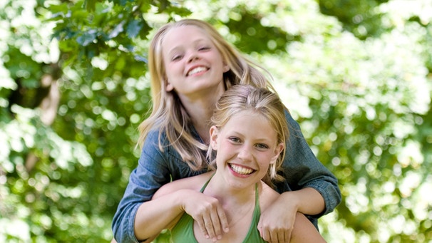 Eineiige Zwillingsmädchen sehen sich oft zum Verwechseln ähnlich. | Bild: colourbox.com