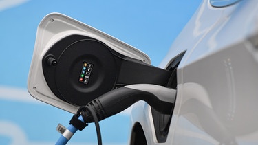 Soll zum Klimaschutz beitragen: Elektroauto an einer Ladesäule | Bild: pa/dpa/Sven Simon