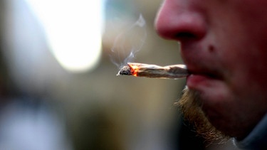 Mann raucht selbstgedrehte Zigarette mit Kräutermischung | Bild: colourbox.com