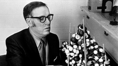 Isaac Asimov, Biochemiker und Sciene-Fiction-Autor, an einem biochemischen Modell | Bild: picture-alliance/dpa