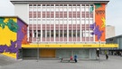 Das "Ruru-Haus" Ruangrupa hat in der Kasseler Innenstadt dieses ehemalige Kaufhaus zum safe space erkoren. | Bild: Nicolas Wefert/ documenta 15
