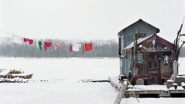 04 USA. Winona, Minnesota. 2002. Peter’s houseboat. Sleeping by the Mississippi.  | Bild: Alec Soth / Magnum Photos