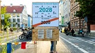 Ein Straßenschild weist auf die Intervention "100 Meter Zukunft" des Referats für Stadtverbesserung hin | Bild:
Elif Simge Fettahoğlu, Technische Universität München, Lehrstuhl Urban Design