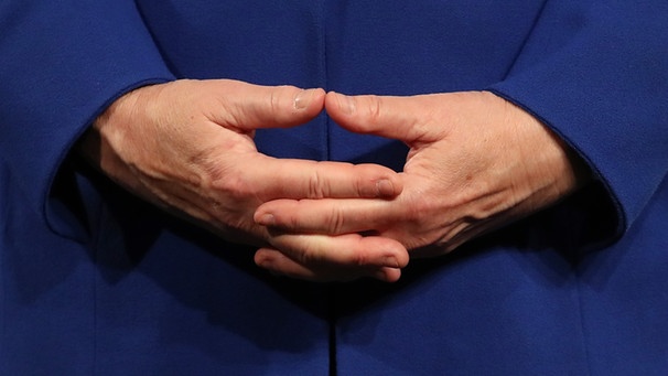 Verschränkte Hände von Angela Merkel in Nahaufnahme | Bild: picture alliance/dpa | Karl-Josef Hildenbrand