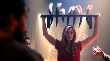 Met für alle! Alfhildr (Krista Kosonen) schmeißet eine Wikinger-Runde.
| Bild: HBO Nordic/Eirik Evjen