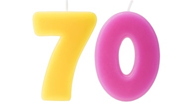 Bunte Geburtstagskerzen in Form der Zahl 70 auf weißem Hintergrund | Bild: picture alliance / PantherMedia