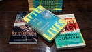 Die Romane "Afterlives", "By the Sea" u.a. auf einem Büchertisch in London | Bild: picture alliance / ZUMAPRESS.com | Stephen Chung