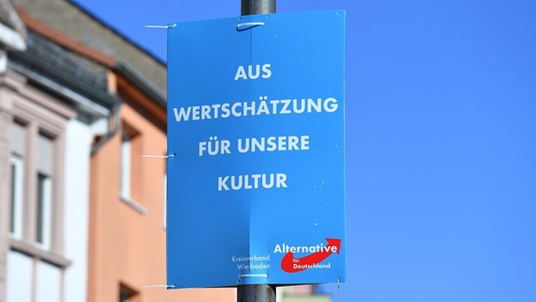 Blaues Wahlplakat des Kreisverbands Wiesbaden mit der Aufschrift: Aus Werksschätzung für unsere Kultur | Bild: picture alliance/dpa/Revierfoto | Revierfoto