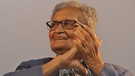 Amartya Sen klatscht lächelnd in die Hände und schaut nach rechts oben | Bild: picture alliance / NurPhoto