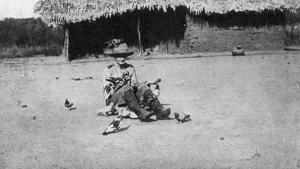 Hans Paasche (1881-1920) als Führer der Rufijiexpedition im Ostafrikanischen Aufstand 1905 in einem verlassenen Dorf, Taubend fütternd | Bild: Donat Verlag