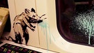 In der Londoner U-Bahn ist eine Ratte zu sehen, im Street Art Stil, mit Schablone gemalt. Die Ratte trägt eine Corona-Schutz-Maske | Bild: instagram.com/banksy