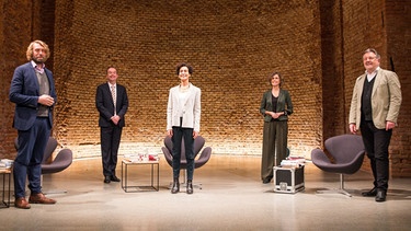 Jury und Moderatorin in der Allerheiligen-Hofkirche | Bild: Yves Krier