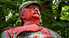 Otto sieht rot. Die Bismarck-Statue in Hamburg-Altona, mit roter Farbe übergossen | Bild: Jonas Klüter/dpa