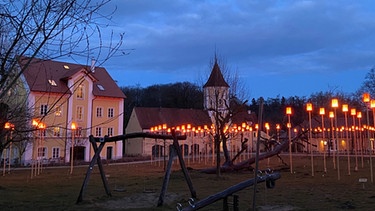Installation mit Leuchtstelen im Innenhof von Schloss Blumenthal | Bild: BR / Muehlberger