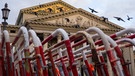 Zusammengestellte Absperrgitter vor der bayerischen Staatsoper in München | Bild: Peter Kneffel/dpa