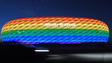 Die Hülle der Allianz Arena leuchtet 2016 anlässlich des Christopher Street Days in Regenbogenfarben.
| Bild: dpa-Bildfunk/Tobias Hase/   