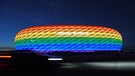 Die Hülle der Allianz Arena leuchtet 2016 anlässlich des Christopher Street Days in Regenbogenfarben.
| Bild: dpa-Bildfunk/Tobias Hase/   