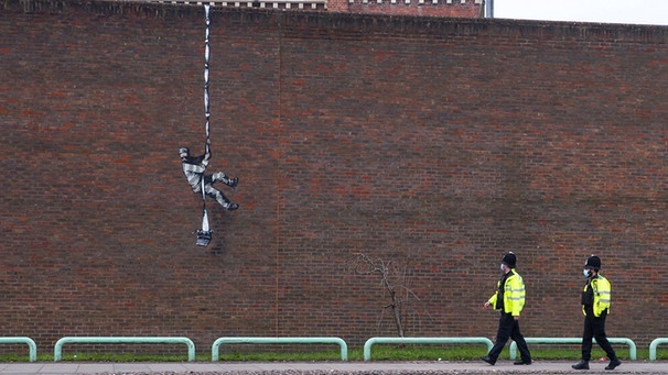 Banksy-Graffito an ehemaligem Gefängnis in Großbritannien | Bild: Banksy/PA Media/dpa