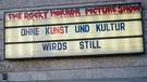 Eine Leuchttafel mit der Aufschrift "Ohne Kunst und Kultur wirds still" vor einem Kino. | Bild: BR/Johanna Schlüter