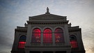 Bayerische Bühnen (hier das Staatstheater am Gärtnerplatz) leuchten aus Protest gegen die coronabedingte Schließung rot | Bild: Christian POGO Zach/dpa