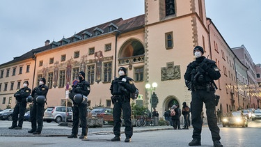 Polizisten beim Einsatz einer Demonstration gegen die Corona-Maßnahmen in Passau | Bild: dpa/Bildfunk