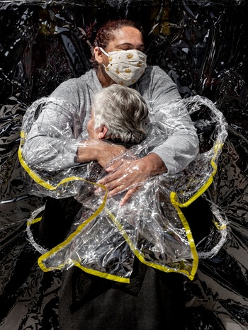 Die 85-jährige Rosa Luzia Lunardi wird von der Krankenschwester Adriana Silva da Costa Souza umarmt - die erste Umarmung, die sie seit fünf Monaten erhält. Das Bild des dänischen Fotografen Mads Nissen ist das Welt-Pressefoto des Jahres 2021.  | Bild: dpa/ Bildfunk