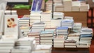 Stapel von Büchern liegen auf den Büchertischen einer Leipziger Buchhandlung. | Bild: picture alliance/dpa/dpa-Zentralbild | Jan Woitas