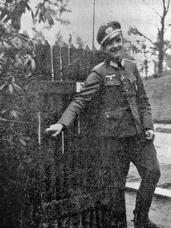 Otfried Preußler in Uniform an einem Gartentor stehend  | Bild: Privatarchiv Otfried Preußler 