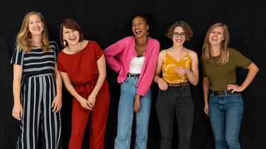 Der Münchner Verlag &Töchter, zu sehen sind von links nach rechts: Lydia Hilebrand, Elena Straßl, Jessica Taso, Sarah Zechel und Laura Nerbel.  | Bild: Studio Seidel