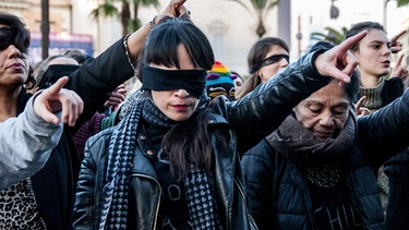 "El violador eres tu" – "Der Vergewaltiger bist du". Die Protest-Performance von Las Tesis aus Chile gegen Gewalt gegen Frauen hatte weltweit zu ähnlichen Protesten geführt, wie hier in Rom. | Bild: Patrizia Cortellessa/Pacific Press/pa