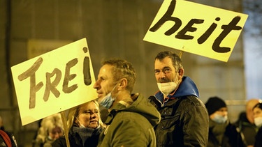 Teilnehmer versammeln sich am 13.12.2021 in Rostock zu einer Demonstration gegen Corona-Maßnahmen, auf Schildern steht "Freiheit".  | Bild: dpa-Bildfunk/Bernd Wüstneck