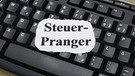 Tastatur und Steuer Pranger
mit Auzfschrift: Steuer Pranger | Bild: picture alliance / ZB | Z6944 Sascha Steinach