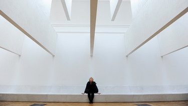 Die irische Architektin Yvonne Farrell vor ihrer Installation in der Londoner Royal Academy of Arts  | Bild: Facundo Arrizabalaga/dpa