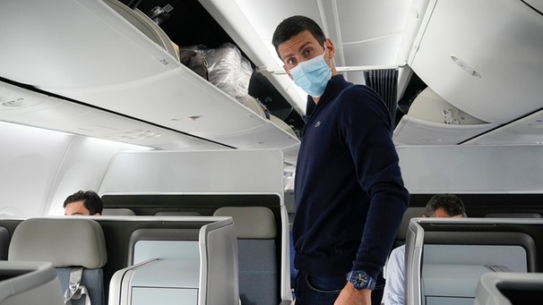Novak Djokovic bereitet sich in Dubai, Vereinigte Arabische Emirate darauf vor, seinen Platz im Flugzeug nach Belgrad einzunehmen. | Bild: dpa-Bildfunk/Darko Bandic