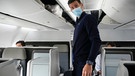 Novak Djokovic bereitet sich in Dubai, Vereinigte Arabische Emirate darauf vor, seinen Platz im Flugzeug nach Belgrad einzunehmen. | Bild: dpa-Bildfunk/Darko Bandic