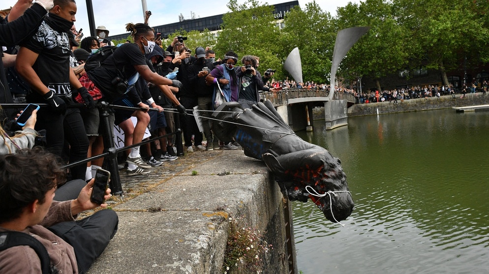 Großbritannien, Bristol: Die Statue des Sklavenhändlers Edward Colston, die während eines< «Black Lives Matter»-Protestes am 7. Juni 2020 in den Hafen von Bristol geworfen wurde. | Bild: dpa/ picture alliance