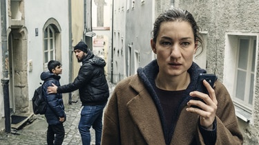 Marie Leuenberger in einer Szene aus "Freund oder Feind. Ein Krimi aus Passau" | Bild: BR