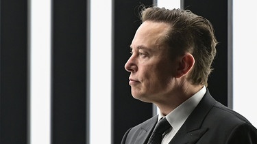 Elon Musk, Tesla-Chef, nimmt an der Eröffnung der Tesla-Fabrik in Grünheide, Brandenburg teil. Nun will der Tech-Milliardär Twitter übernehmen. | Bild: dpa-Bildfunk/Patrick Pleul