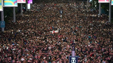 Fans feiern vor dem Wembley-Stadion, nachdem sich England für das Finale der Fußball-Europameisterschaft 2020 qualifiziert hat | Bild:  Zac Goodwin/PA via AP/dpa